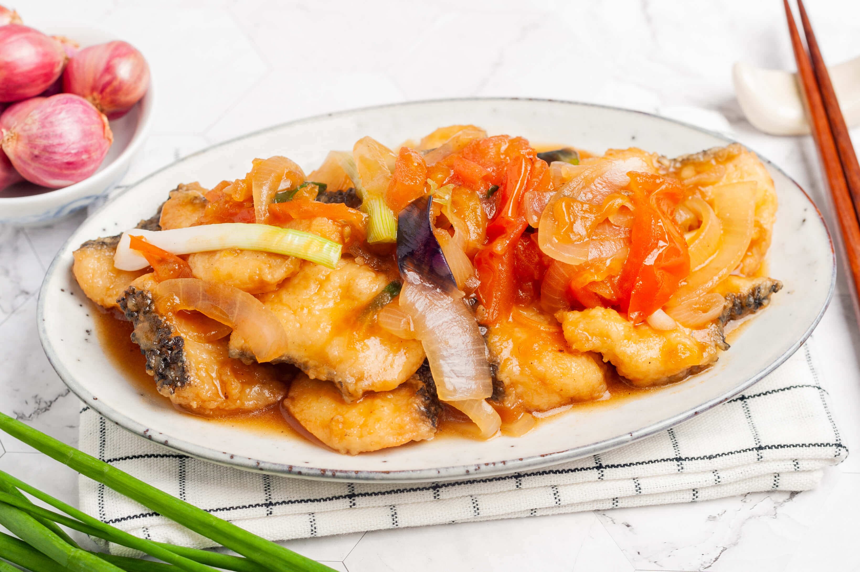 Braised fish with tomato, onion and ginger