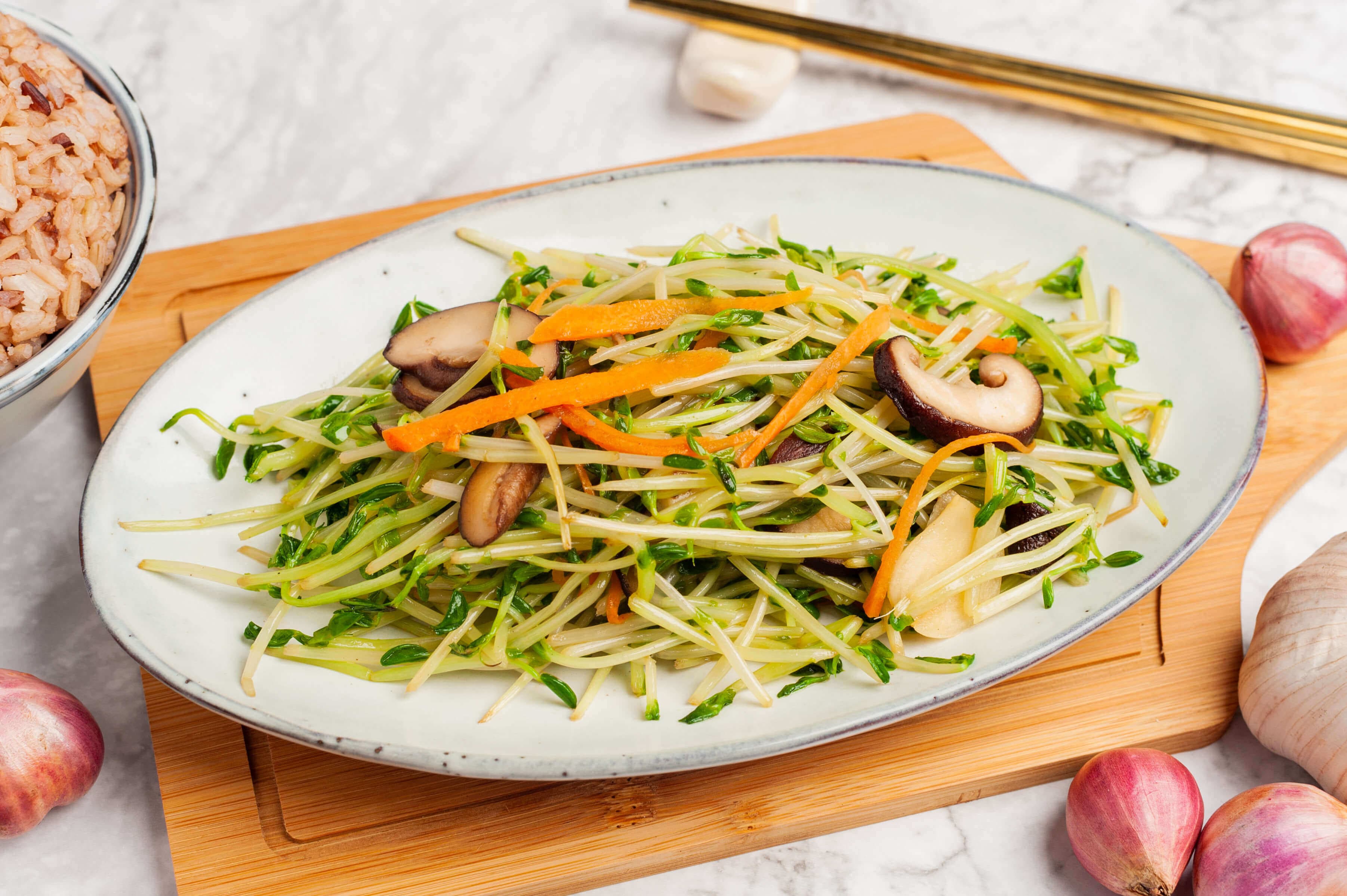 Stir-fried dou miao with mushroom and ginger