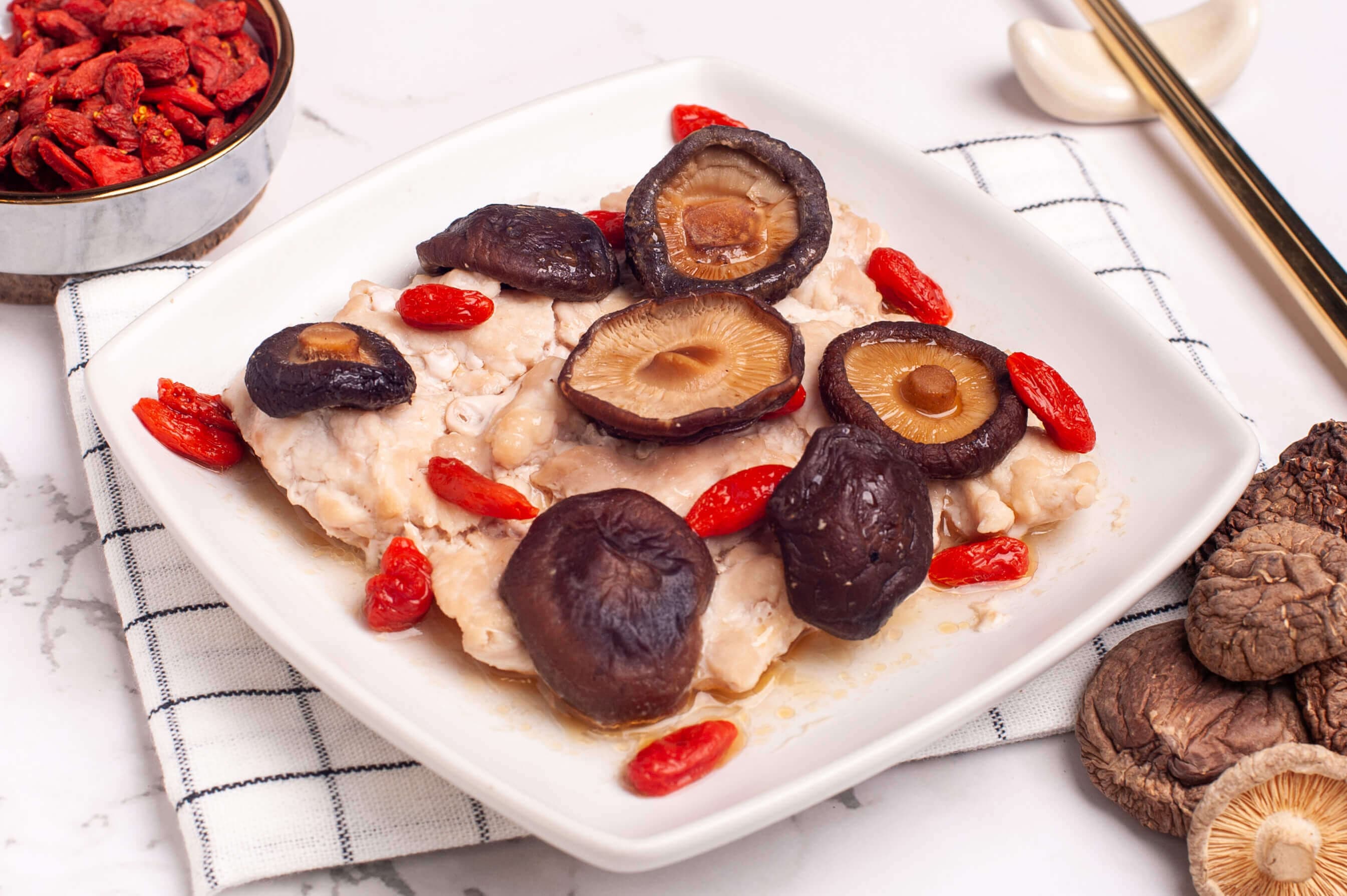 Steamed pork with shiitake mushrooms and goji berries