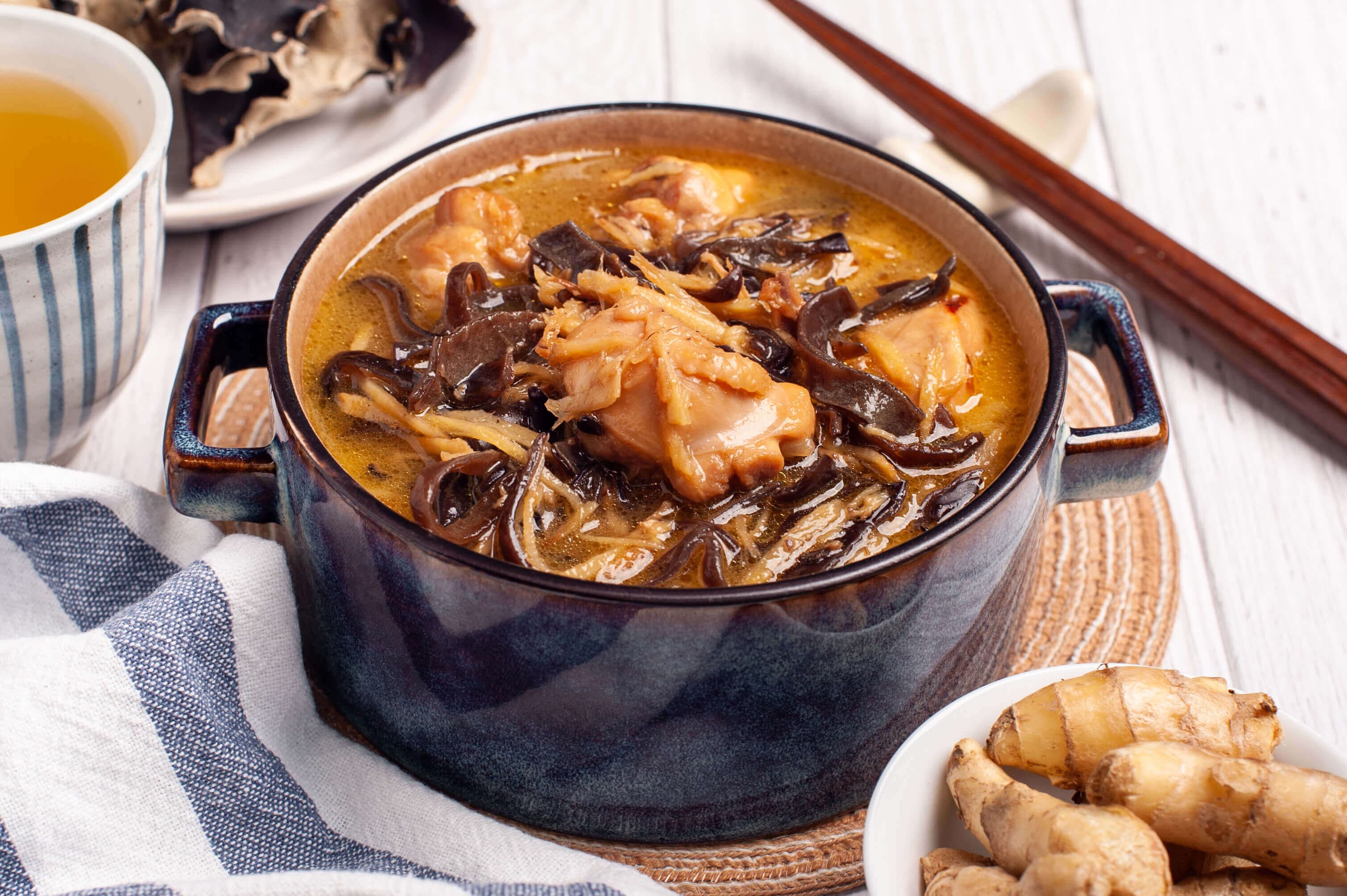 Hakka yellow glutinous rice wine chicken