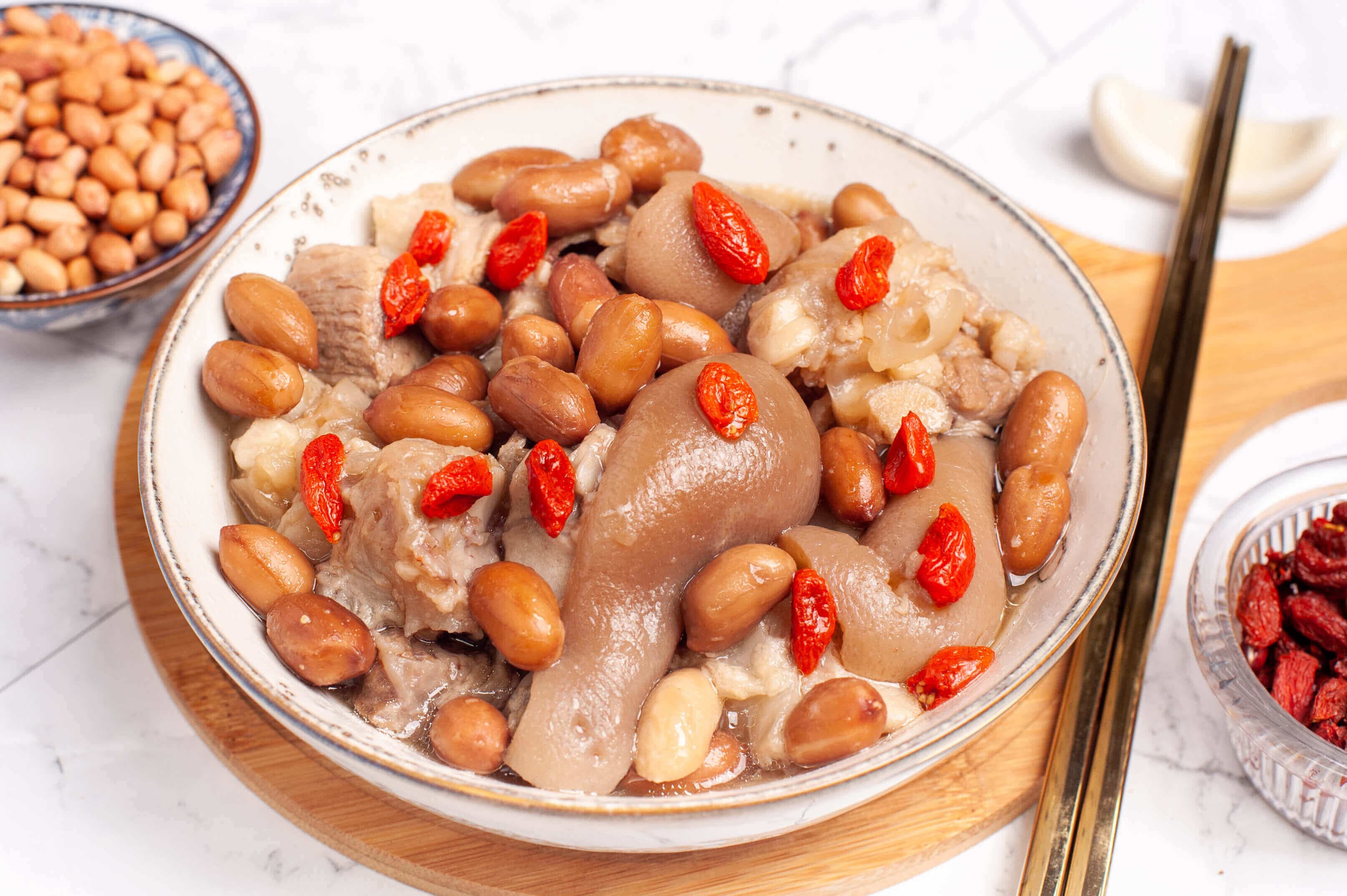 Braised pig's trotters with peanuts