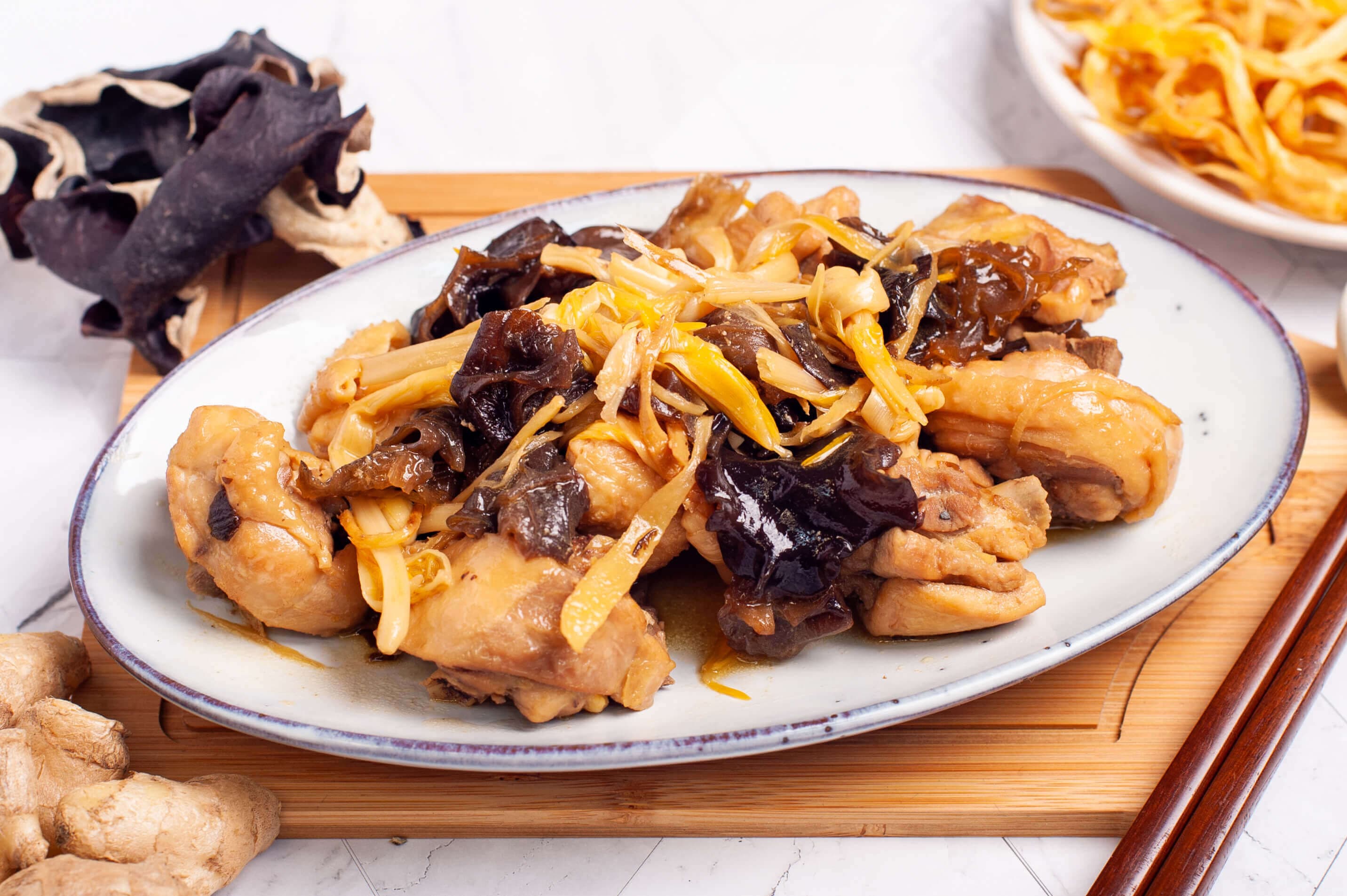 Stir-fry chicken with dried lily bulbs and black fungus