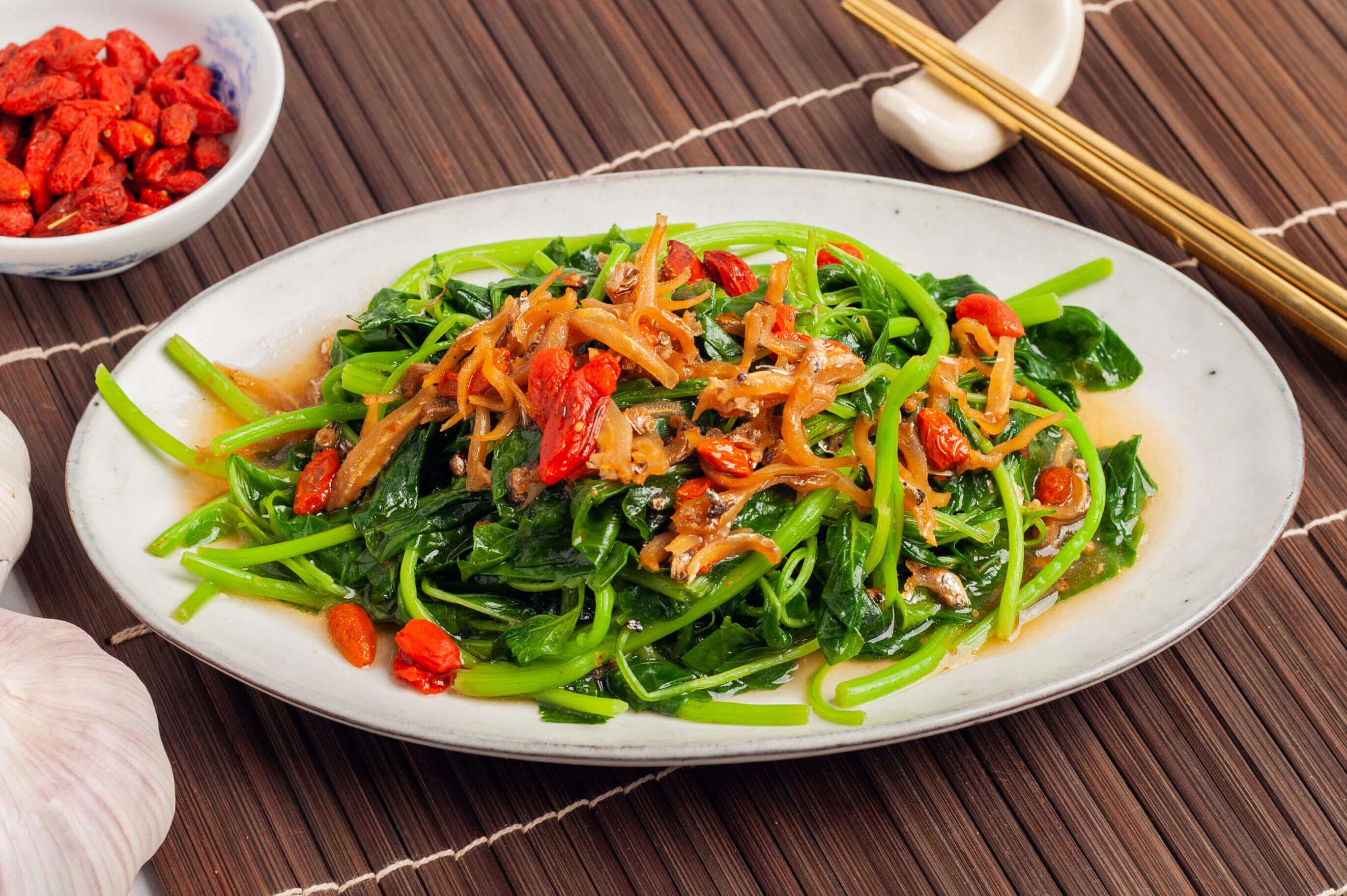 Stir-fried spinach with anchovies