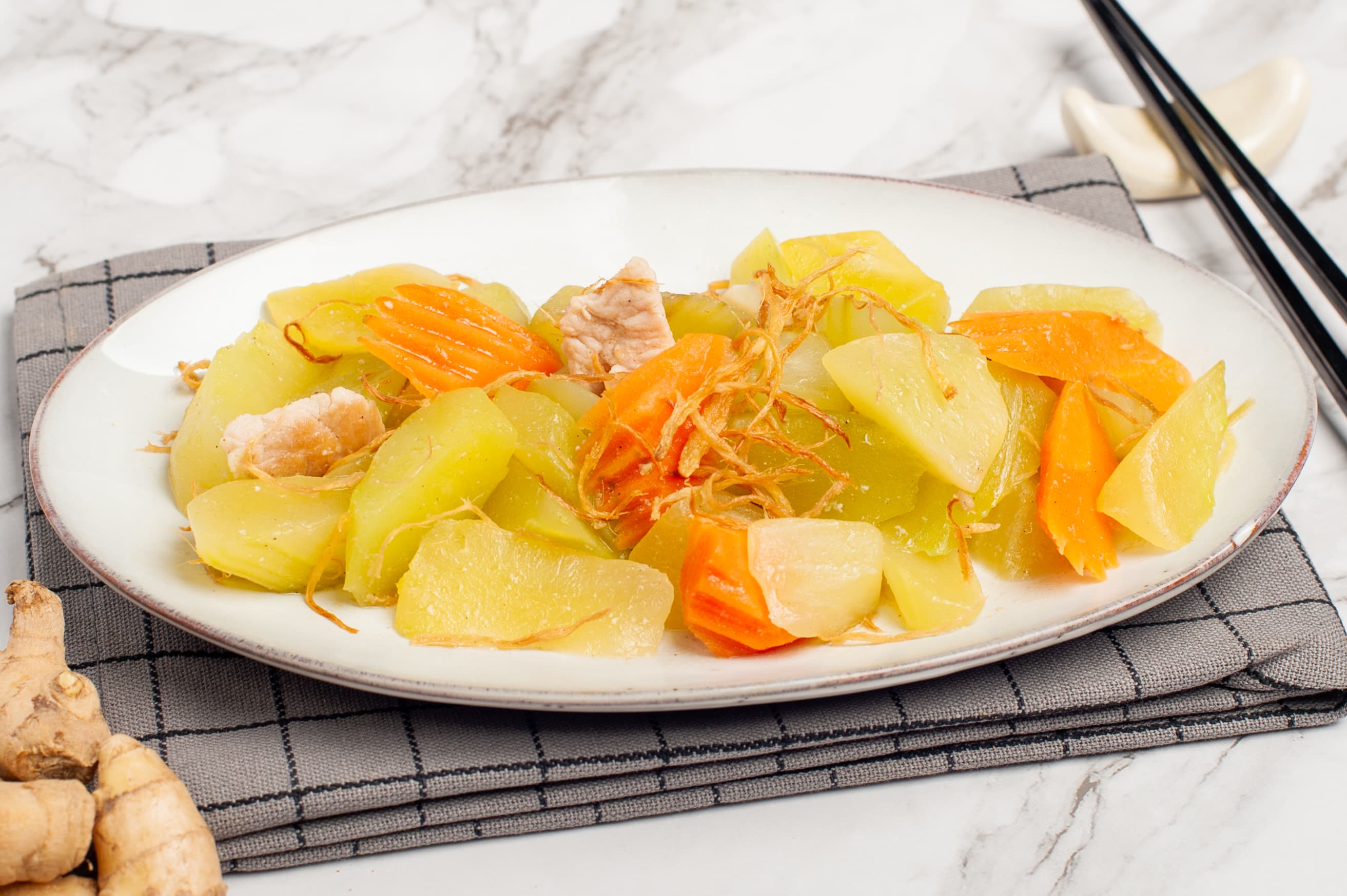 Stir Fry Celtuce with Carrot and Snow Fungus