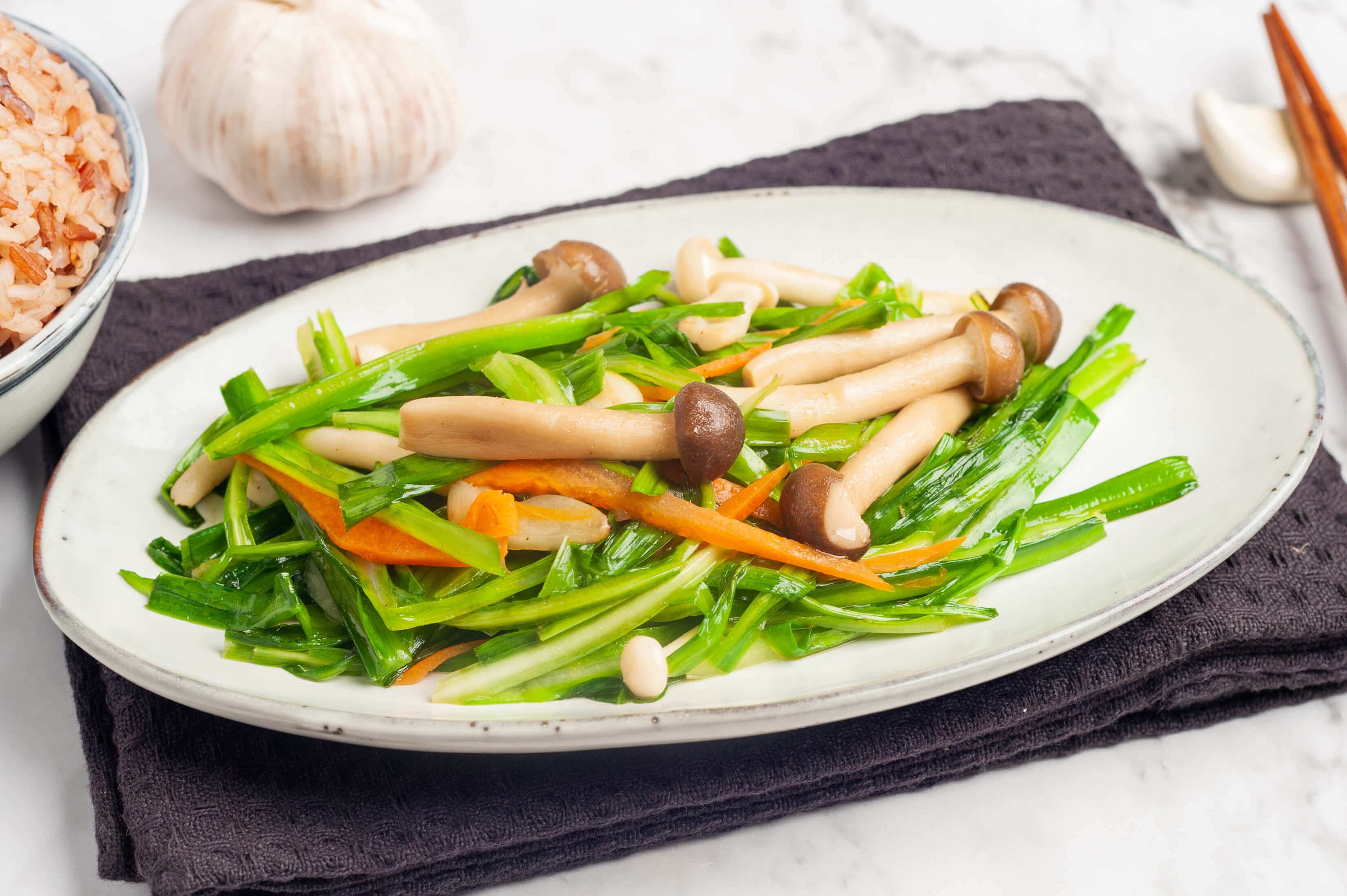 Stir-fried Chives with Shimeji Mushrooms