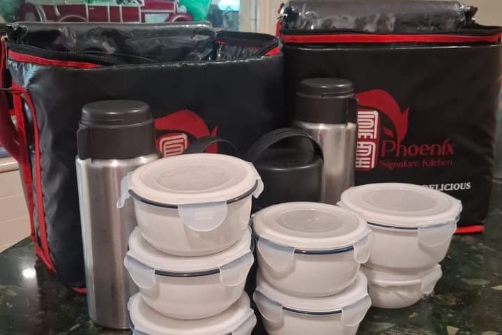 Sealed containers and vacuum flasks, packed and ready
