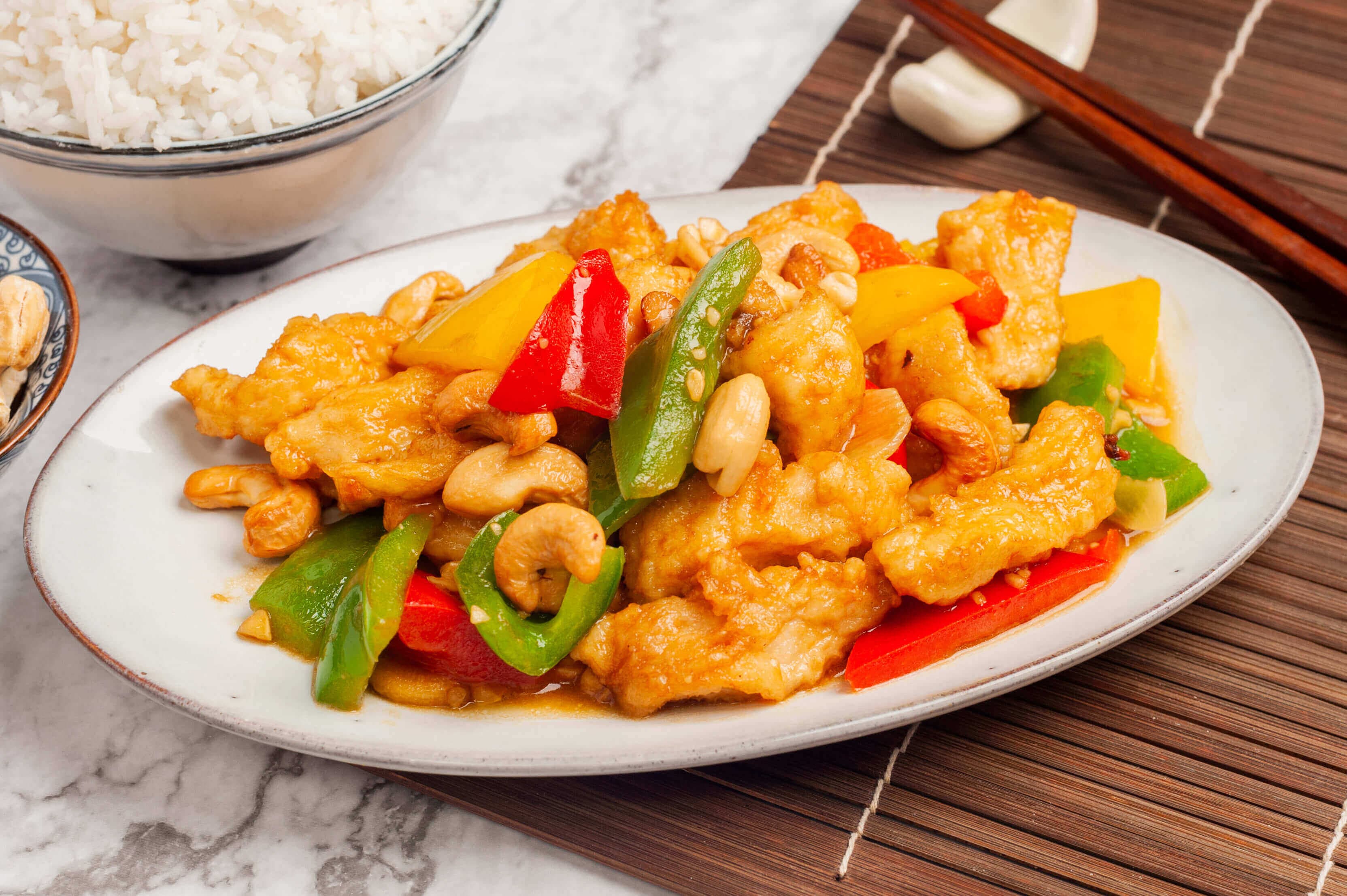 Stir-fried chicken with cashew nuts