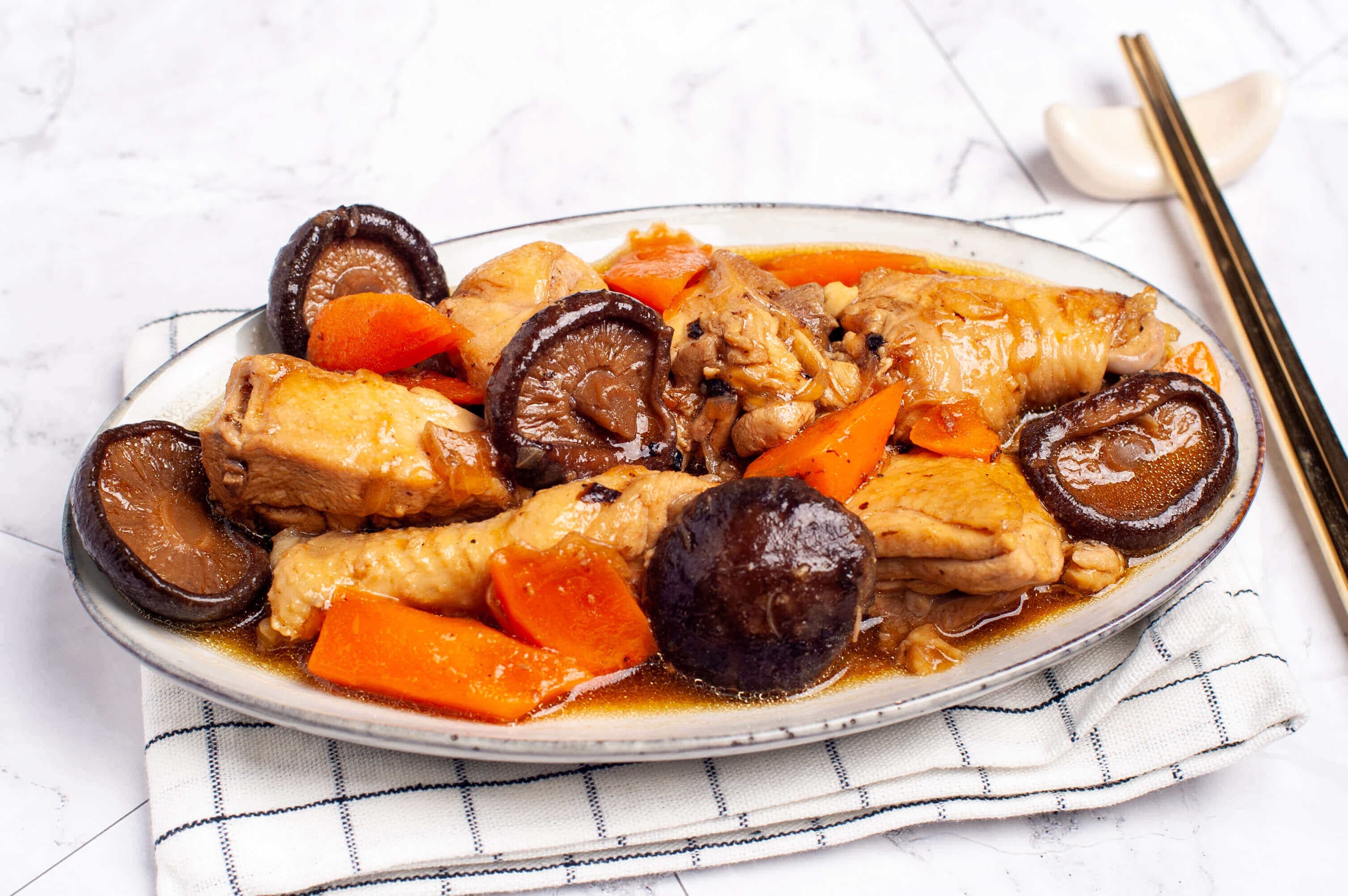 Stir-fried chicken with carrot and mushroom