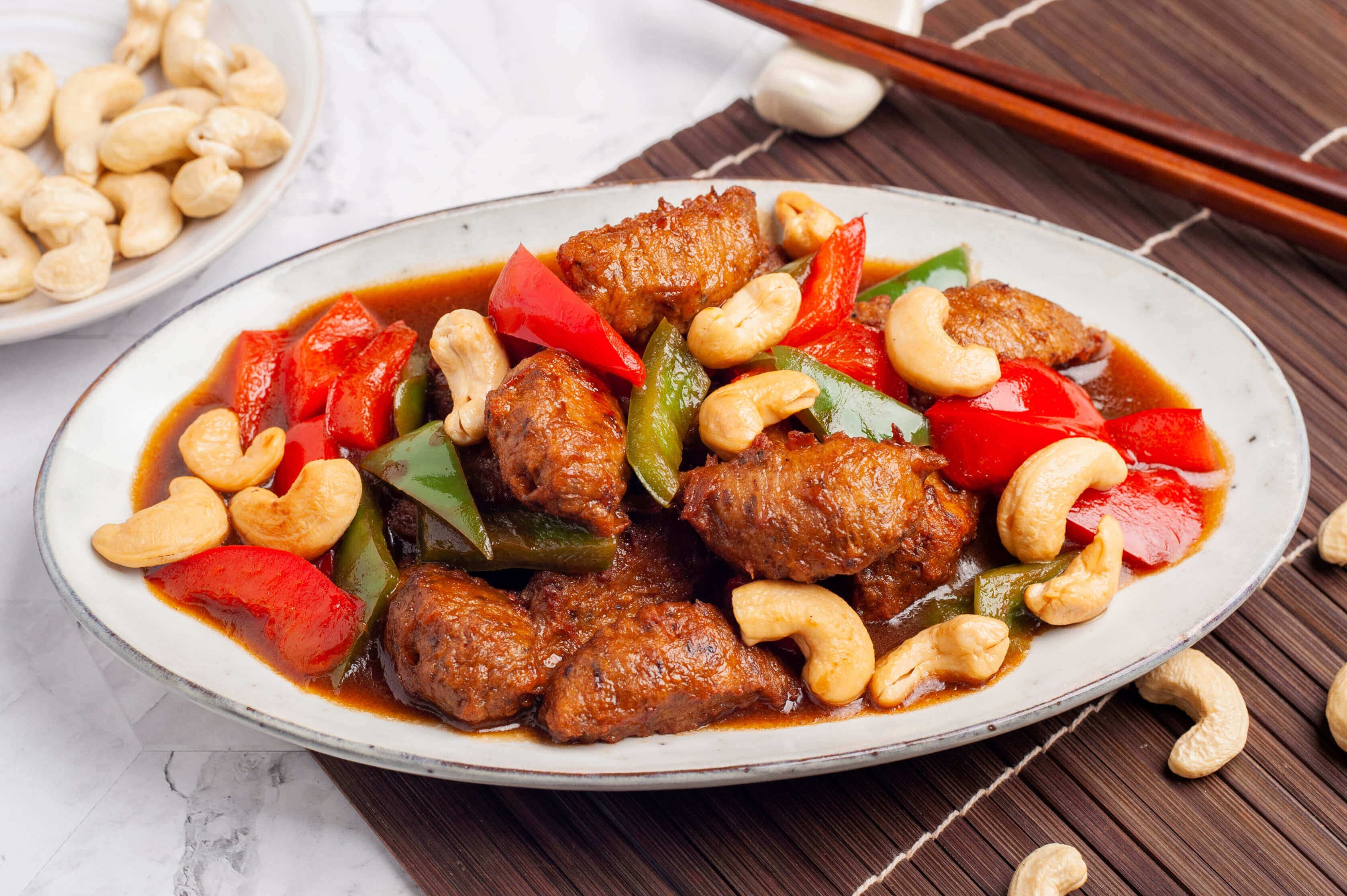 Stir-fried vegetarian soy meat with capsicum and cashew