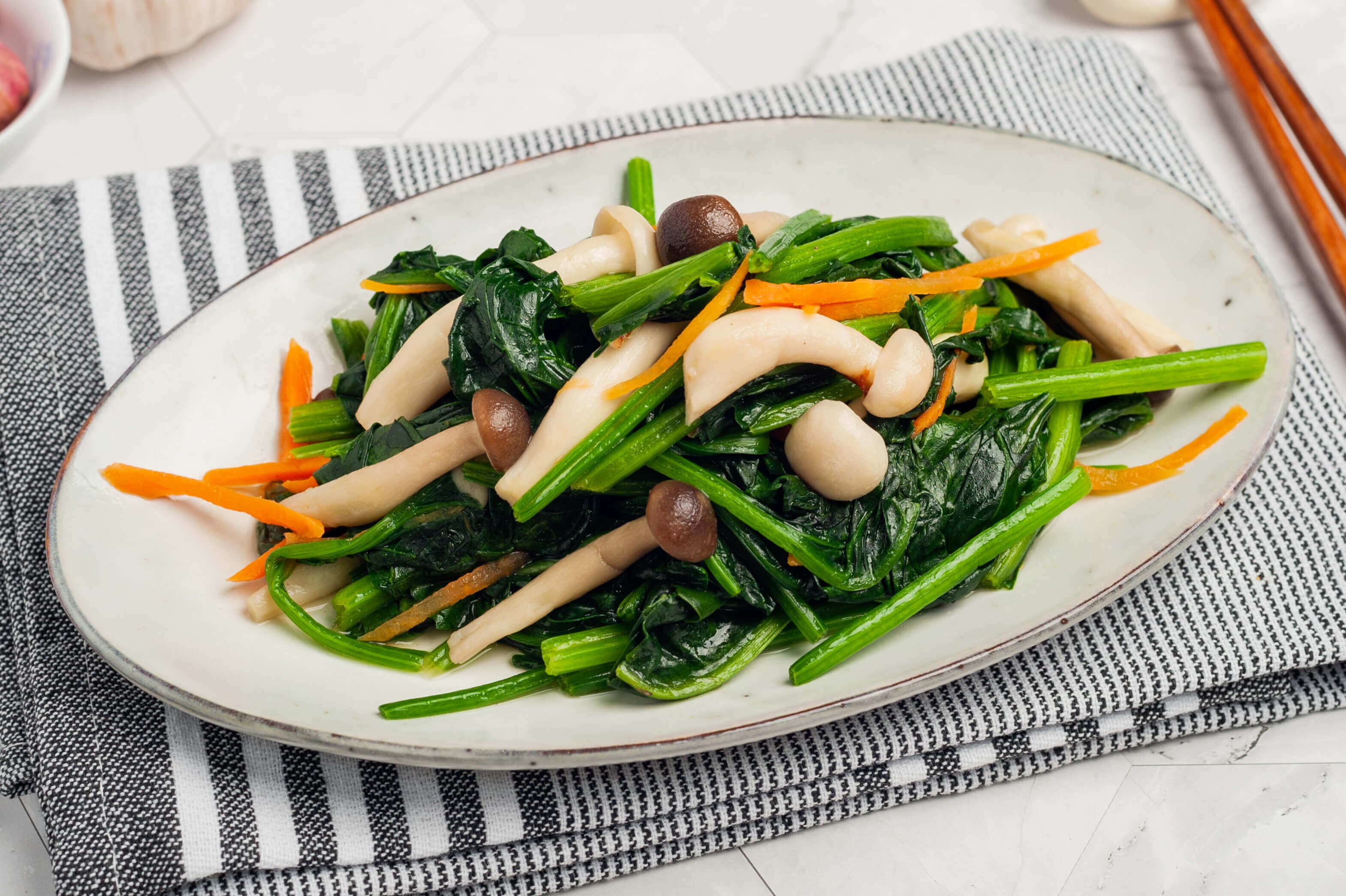 Stir-fried spinach with king oyster mushroom